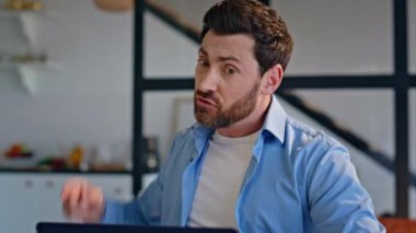 Öfkeli serbest çalışan, video çağrısı yapan, el kol hareketi yapan, iş yerinde yakın çekim yapan biri. Sinir bozucu yönetici bilgisayarın duygusal çöküntü yaşadığını iddia ediyor. Çılgın iş adamı dizüstü bilgisayarın kapağını kapatırken iş hatası