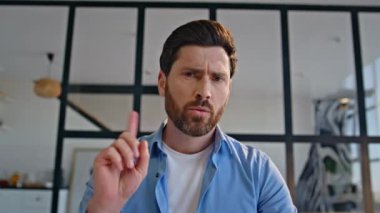 Memnun olmayan CEO kafa sallıyor video tartışması yapıyor yaratıcı modern ev kapanış pov görüntüsü. Sinirli iş adamı sanal konferansta iş problemini tartışıyor. Endişeli yönetici çevrimiçi toplantısı