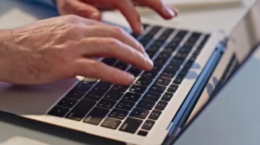 Modern dolapta dizüstü bilgisayarda klavye yazan işçi elleri. Tanımlanamayan iş adamı e-postaya cevap veriyor. İş yerinde anonim yönetici İnternet 'te araştırma yapıyor 
