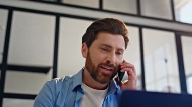 Ofis çalışanı laptopun çalışma alanı portresini arıyor. Akıllı telefondan arayan Freelancer bilgisayarı kapatmaya çalışıyor. Modern kabinede konuşan bir iş adamı. İş konsepti