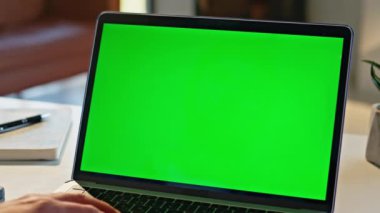 Bilinmeyen yönetici masadaki bilgisayarın görüntüsünü değiştiriyor. Evdeki yeşil ekran bilgisayarın önünde tanınmayan bir çalışan. Şirket çalışanı içeride krom anahtar monitörünü izliyor.