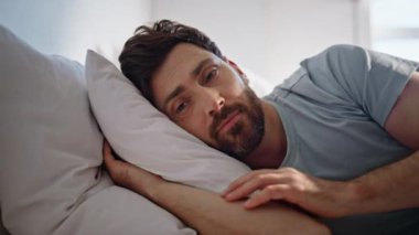 Sabah yatağında yatan adam uyanır uyanmaz. Sakallı adam evde şekerleme yapıyor. Yatak odasında uyuduktan sonra mutlu esmer görünümlü cep telefonu mesajları. Rahat yastıkta gülümseyen sakin bir erkek. 