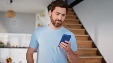 Rahat esmer, akıllı telefon mesajları okuyor. Hafif apartman kapanışında yürüyor. Elinde cep telefonu olan traşsız bir adam lüks bir dairede iyi haber mesajı alıyor. Gülümseyen sakallı adam cep telefonu ekranına bakıyor. 