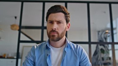 Kapanış videosu evde el hareketleriyle konuşulan fikirlere katılmıyor. Ciddi bir iş adamı uzak bir toplantıda iş projesini tartışıyor. Özel ders veren çevrimiçi konferans pov görünümü