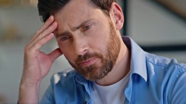 Şirket işyerindeki iş krizini düşünen gergin çalışanlar. Problemi çözmeye çalışan ciddi iş adamlarının portresi. Aşırı yüklenmiş serbest çalışan yorgun hissediyor.