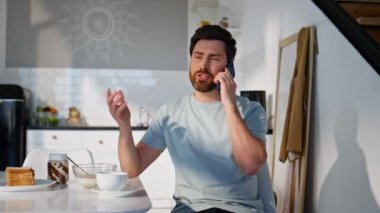 Mutfakta oturan adama yakın plan kahve içirmek. Sakallı adam sabah içkisinin tadını çıkarıyor. Apartmanda telefonla konuşan orta yaşlı bir serbest yazar. İnsan yaşam tarzı