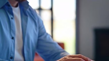 Parmak mesajlaşması bilgisayar klavyesi kapanışı. Salonda dizüstü bilgisayarla çalışan endişeli bir yönetici hayal kırıklığına uğradı. Düşünceli insan internete tek başına bakıyor. Çok çalışan adam internette pazarlama araştırması yapıyor. 