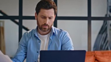 Muhasebeci, iş belgelerini bilgisayara yakın çekimde inceliyor. Ev mutfağında şirket evraklarını yöneten kendine güvenen bir iş adamı. Projede çalışan endişeli girişimci hayal kırıklığına uğradı.