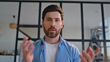 Başlangıç konuşması video konferans görüntüsü. İnternetteki öğretmen, evdeki sanal çağrıyı ele geçiren bilgileri açıklıyor. Gülümseyen iş adamı uzaktan toplantıda iş anlaşmasını tartışıyor