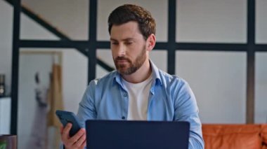 Hayal kırıklığına uğramış işadamı cep telefonu bildirimini kontrol ediyor. Evde kötü bir mesaj veriyor. Ofis masasında oturamadığı için üzgün olan sinirli bir adam. Sıkıntılı adam sıkıntıdan rahatsız oluyor. 