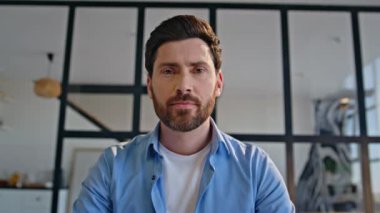 Özel ders veren bir adam, internet üzerinden toplantı yapıyor. Ev ofisini kapatıyor. Gülümseyen işadamı uzaktan konferansta çalışma sürecini tartışıyor. Pozitif iş adayı içeriden video aramasıyla röportaj yapıyor. 