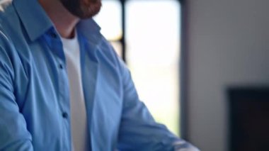 İşadamı ofis masasında dizüstü bilgisayarı daktilo ediyor. Gülümseyen girişimci evdeki bilgisayarlı işe veri girişi yapıyor. Uzaktan işyerinde çevrimiçi araştırma yapan profesyonel serbest çalışan.