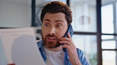 Şirket çalışanı iş yerinde cep telefonu diye bağırıyor. Gergin yöneticinin elinde iş yerinde akıllı telefondan bahseden belgeler var. Mad Freelancer proje hatasını tartışıyor. Dairede cep telefonu görüşmesini bitiriyor. 