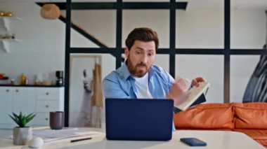 Ofiste bilgisayardan bahseden sinirli bir acemi. Manyak işadamı dizüstü bilgisayardaki görüntülerde görüşlerini açıklıyor. Kızgın adam çalışma odasındaki online toplantıda tartışıyor. İş hayatı