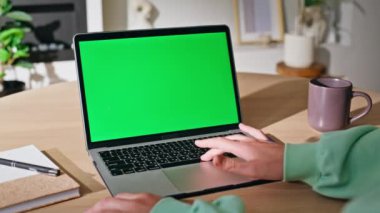 İş kadını, rahat iş yerinde yeşil ekran laptopuna göz atıyor. Bilinmeyen bir kadın Chroma Key Bilgisayar 'da online uygulama açıyor. Evde bilgisayar düzeneği üzerinde çalışan serbest çalışan bir kadın.