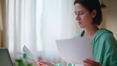 Stresli muhasebeci, uzak iş yerindeki iş belgelerini okurken iş hatasından endişeleniyor. Diz üstü bilgisayarını kapatan hoşnutsuz bir kadın. İş kadını ofisteki evrak işlerinden memnun değil.