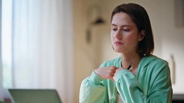 Çevrimiçi danışman video modern dairede dizüstü bilgisayarı arıyor. Profesyonel kadın serbest çalışan sanal toplantıda iş hakkında konuşuyor. Uzaktan kumandalı konferansta evde bilgisayarla konuşan ciddi bir bayan..