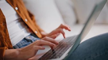 Öğrenci, oturma odasında dizüstü bilgisayarda klavye yazıyor. Bilgisayarda rahat koltukta oturan gülümseyen kadın e-posta yazıyor. Rahat esmer sörf interneti ev kanepesinde çalışıyor..