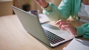 Mutlu girişimci dizüstü bilgisayarında daktilo yazmayı bitirip yakın çekimde kahve fincanını kırıyor. Gülümseyen kadın bilgisayar kapağını kapatırken başarılı bir iş çıkardı. Neşeli bayan uzak bir işten sonra rahatlamak için bardak tutuyor..