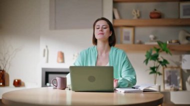 Memnuniyet duyulan iş kadını iş yerindeki bilgisayarını kapatıyor. Gülümseyen kadın serbest çalışan dairedeki başarıyı düşünerek internetteki işini bitirir. Mutlu bayan projeden sonra kahve içip dinleniyor..