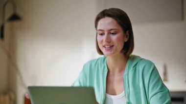 Gülümseyen serbest yazar videosu dizüstü bilgisayarlı web kamerasına yakından bakıyor. Sanal konferansta bilgi açıklayan çevrimiçi öğretmen. Profesyonel iş kadınının bilgisayarla internet görüşmesi var.