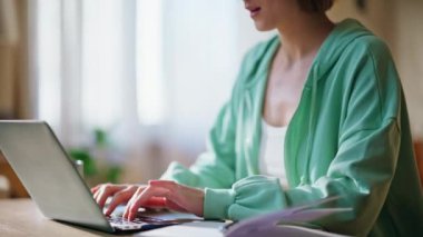 Freelancer, daire odasında dizüstü bilgisayar geliştiriyor. Düşünceli kadın, bilgisayar evinde çalışırken karar vermeyi düşünüyor. Düşünceli bayan girişimci içeride internet stratejisi düşünüyor.