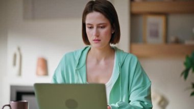 Uzaktan kumandalı yönetici, laptop ekranlı eve yakın çekim çözümleri düşünüyor. Gergin kadın serbest çalışan, dairede online çalışmayla ilgili sorunlar yaşıyor. Ciddi iş kadını bilgisayardaki mali raporları okuyor.