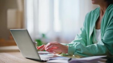 Uzaktan kumandalı düşünceli bir çalışan, ev masasında oturup defteri kapatmayı düşünüyor. Laptopla ilgili sorunları çözen düşünceli bir kadın. Endişeli kadın serbest çalışan dairede çözümler düşünüyor..