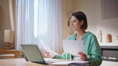 Hayal kırıklığına uğramış serbest çalışan, çalışma alanında gazete okuyor. Kötü mali raporları inceledikten sonra hoşnutsuz kadın girişimci dizüstü bilgisayarı kapatıyor. Ev işi masasında oturan profesyonel kadın sorunu..