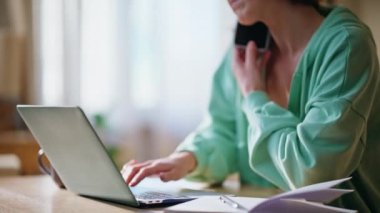 İş kadınını arayıp dizüstü bilgisayarla iş meselelerini çözmesini söylüyorum. Cep telefonu tarama bilgisayarından konuşan serbest çalışan meşgul bir kadın. Ciddi online yönetici dairede akıllı telefondan sipariş alıyor