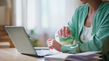 Bilgisayarlı öğrenci ev işi masasında iyi haberler okuyor. Bilgisayarda elinde not defteri olan gülümseyen kadın sevinç testi sonucunu veriyor. Mutlu bayan iş hayatında başarılı olduğunu hissediyor..