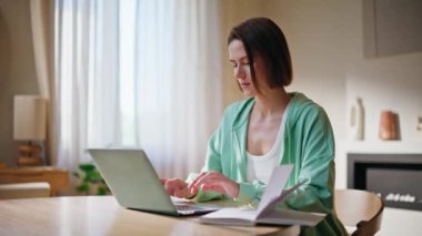 Ev masasında bilgisayarı fotokopi defteriyle yazan odaklanmış bir kadın. Evdeki bilgisayarı kullanarak internette bilgi arayan esmer bir kız. Oturma odasında uzaktan çalışan meşgul bir serbest çalışan kadın..