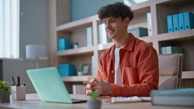 Müdür, internet sohbetinde dizüstü bilgisayarlı kamerayla konuşuyor yaratıcı ajans ofisini kapatıyor. Sanal toplantıda fikir paylaşan çalışanlardan esinlendim. Gülümseyen iş adamı çevrimiçi konferansta pazarlık yapıyor.