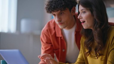 Ofiste zafer kazanan mutlu meslektaşlarımız dizüstü bilgisayarlı ekranları yakından izliyorlar. Aşırı neşeli iş ortakları iş başarısına duygusal tepki veriyorlar. Birlikte sevinen heyecanlı iş arkadaşları zaferi hissediyorlar.