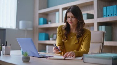 Çevrimiçi öğrenci masadaki dizüstü bilgisayara bakıyor. Başarılı bir iş kadını internette çalışıyor, işyerinde kahve içiyor. Yaratıcı kadın yönetici iş kariyerini düşünüyor.