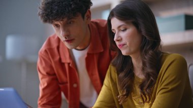 Şirketin iş yerinde dizüstü bilgisayara bakan projede konuşan profesyonellerden esinlendim. Gülümseyen iş arkadaşları fikirleri tartışıyor. Başarılı iş adamları iş stratejisi üzerinde beyin fırtınası yapıyor.