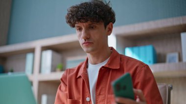 Ofis masasından cep telefonu alan olumlu profesyonel sevinç dolu bir mesajı kapatıyor. Gülümseyen şirket yöneticisi cep telefonundan maaş bildirimi alıyor. Mutlu iş adamı çevrimiçi mesajlaşmayı seviyor.