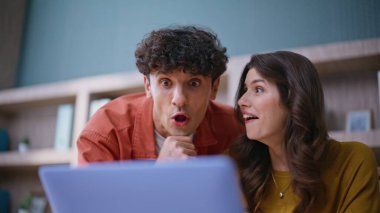 Aşırı sevinçli ortaklar haberlerde dizüstü bilgisayara yakın çekimde tepki veriyorlar. Mutlu meslektaşlar, ofisteki başlangıç başarısına duygusal olarak seviniyor. Heyecanlı iş adamları şirket işyerinde kazanmayı kutluyor.