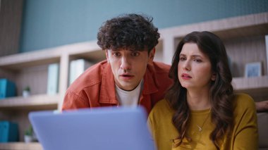 Meslektaşlar bilgisayardaki kötü haberleri okuyamadıkları için hayal kırıklığına uğradı. Ofisteki iş sorunları yüzünden hayal kırıklığına uğramış iş arkadaşları tepki veriyor. Üzgün adam umutsuzluk içinde bilgisayar kapağını kapatan kadına bakıyor..