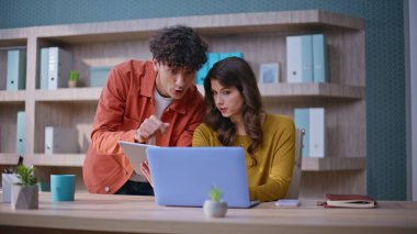 Laptop ve tableti kullanarak projede işbirliği yapan başarılı iş arkadaşları. Mutlu iş arkadaşları, modern çalışma alanında beş iş imkanı sağlamayı tartışıyor. Gülümseyen takım üyeleri birlikte çalışıyor..