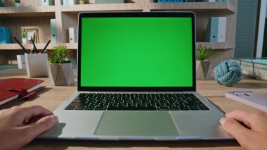 Şirketin iş yerindeki yeşil ekran dizüstü bilgisayara bakan adam yakınlaştır. Bilinmeyen erkek serbest yazar Chroma Key Bilgisayar 'da webinar izliyor. Model aygıtında işadamı çevrimiçi uygulamaya göz atıyor.