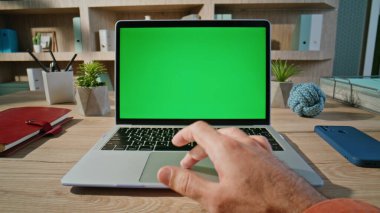 Ev çalışma alanındaki krom dizüstü bilgisayara dokunan parmaklar. Bilinmeyen erkek bağımsız modelleme bilgisayarında online proje geliştiriyor. Dokunmatik dokunmatik yeşil ekran pc aygıtı kullanan işadamı elleri.