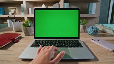 Çevrimiçi müşteri alışverişi Chroma Key laptop 'la apartmanın iş yerinde yakın planda. Meçhul bir kadın, dokunmatik dokunmatik yeşil ekran bilgisayarla alışveriş yapıyor. Model PC aygıtında çalışan iş kadını.