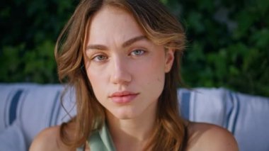 Çekici model kamera görünümlü teras çevresi yeşillikle çevrili. Sakin sakin kadın, güneşli terasta poz veriyor, yalnız başına dinleniyor. Açık hava restoranında muhteşem bir bayan objektifi. Doğal güzellik.