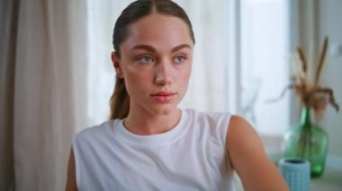 Modern apartman dairesinde elini uzatan kapanış kızı. Çekici bir kadının portresi hafif bir evde ince bir vücudu ısıtıyor. Sabah rutininde spor yapan ciddi bir bayan. Sporcu pilatesi sever.