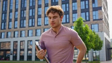 Yürüyen müdür, elinde not defterleri tutarak akıllı telefon mesajına seviniyor. Heyecanlı bir çalışan cep telefonundan harika haberler okuyor. Dışarıda olmaktan çok mutlu. Duygusal adam telefon bildirimi okuyor.