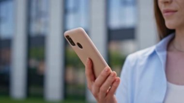 İş kadını cep telefonunu karıştırıyor. Ofis işlerini aceleye getiriyor. Şehir caddesinde yürüyen cep telefonundan mesaj okuyan şık bir bayan. Genç zarif bayan medya içeriğini izliyor. Dışarıda geziniyor..