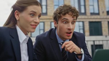 Şirket ortakları sokakta dizüstü bilgisayarı görünce heyecanlanıyor. Gülümseyen meslektaşlar kafe terasında başarıya seviniyor. Profesyoneller açık havada iş başarısını hissediyorlar..