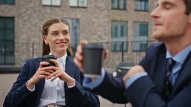 İş kadını işadamı. Çatıdaki restoranda dostça bir buluşmada kahvesini yudumluyor. Gülümseyen meslektaşlarım iş yerinde içki içerek dışarıda konuşuyorlar. İş arkadaşları kafede rahatça sohbet ediyorlar..