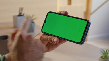 Bilinmeyen bir adam cep telefonunu araklayıp sosyal medya içeriğini araştırıyor. İş adamı elleri ofiste yeşil ekran akıllı telefonu tutuyor. Müdür telefonda çevrimiçi uygulamayı izliyor